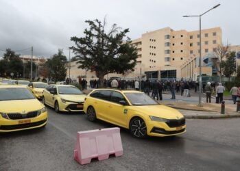 Στιγμιότυπο από τη χθεσινή πορεία των ταξί των Αθήνα (φωτ.: EUROKINISSI/Σωτήρης Δημητρόπουλος)