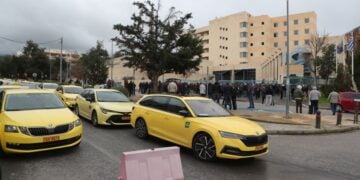 Στιγμιότυπο από τη χθεσινή πορεία των ταξί των Αθήνα (φωτ.: EUROKINISSI/Σωτήρης Δημητρόπουλος)