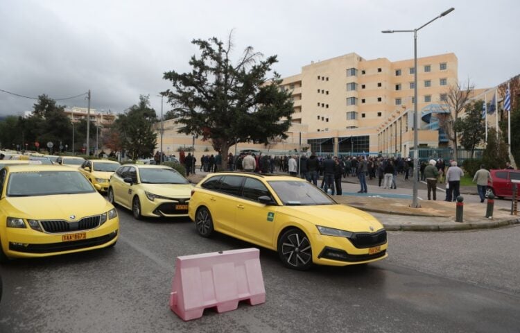 Στιγμιότυπο από τη χθεσινή πορεία των ταξί των Αθήνα (φωτ.: EUROKINISSI/Σωτήρης Δημητρόπουλος)