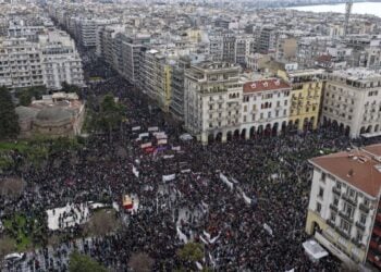 Χιλιάδες κόσμου συγκεντρώθηκαν στο κέντρο της Θεσσαλονίκης για να τιμήσουν τη μνήμη των 57 νεκρών (φωτ.: ΜΟΤΙΟΝΤΕΑΜ/Βασίλης Βερβερίδης)