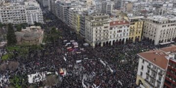Χιλιάδες κόσμου συγκεντρώθηκαν στο κέντρο της Θεσσαλονίκης για να τιμήσουν τη μνήμη των 57 νεκρών (φωτ.: ΜΟΤΙΟΝΤΕΑΜ/Βασίλης Βερβερίδης)