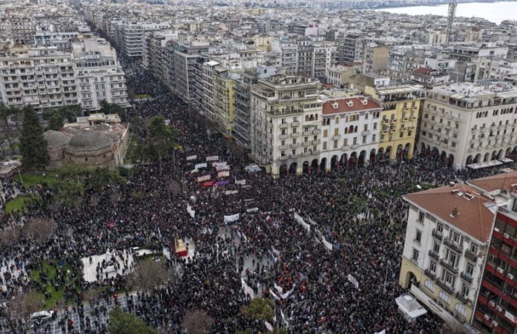 Χιλιάδες κόσμου συγκεντρώθηκαν στο κέντρο της Θεσσαλονίκης για να τιμήσουν τη μνήμη των 57 νεκρών (φωτ.: ΜΟΤΙΟΝΤΕΑΜ/Βασίλης Βερβερίδης)