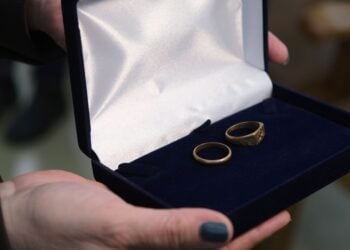 Δαχτυλίδια κρατουμένου σε γερμανικό στρατόπεδο συγκέντρωσης, παραδίδονται στους κληρονόμους του (φωτ.: ΑΠΕ-ΜΠΕ/Νίκος Αρβανιτίδης)