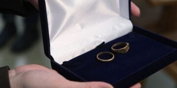 Δαχτυλίδια κρατουμένου σε γερμανικό στρατόπεδο συγκέντρωσης, παραδίδονται στους κληρονόμους του (φωτ.: ΑΠΕ-ΜΠΕ/Νίκος Αρβανιτίδης)