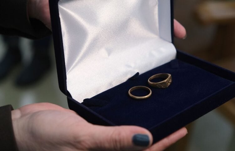 Δαχτυλίδια κρατουμένου σε γερμανικό στρατόπεδο συγκέντρωσης, παραδίδονται στους κληρονόμους του (φωτ.: ΑΠΕ-ΜΠΕ/Νίκος Αρβανιτίδης)