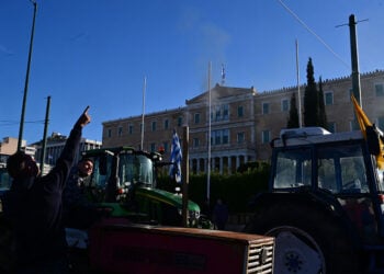 Τρακτέρ μπροστά από τη Βουλή, λίγο πριν από την αναχώρηση των αγροτών που συμμετείχαν στο συλλαλητήριο στο Σύνταγμα. Σάββατο 14 Φεβρουαρίου 2026  (φωτ.: EUROKINISSI / Τατιάνα Μπόλαρη)