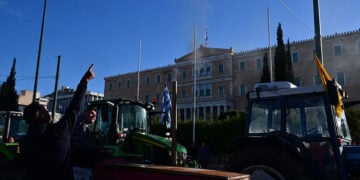 Τρακτέρ μπροστά από τη Βουλή, λίγο πριν από την αναχώρηση των αγροτών που συμμετείχαν στο συλλαλητήριο στο Σύνταγμα. Σάββατο 14 Φεβρουαρίου 2026  (φωτ.: EUROKINISSI / Τατιάνα Μπόλαρη)