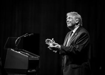 Ο Ντόναλντ Τραμπ αποχωρεί από το John F. Kennedy Center for the Performing Arts στην Ουάσιγκτον, την Τρίτη 6 Ιανουαρίου 2026, με προορισμό τον Λευκό Οίκο (φωτ.: The White House / Daniel Torok)