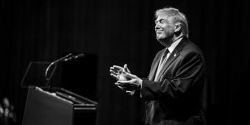 Ο Ντόναλντ Τραμπ αποχωρεί από το John F. Kennedy Center for the Performing Arts στην Ουάσιγκτον, την Τρίτη 6 Ιανουαρίου 2026, με προορισμό τον Λευκό Οίκο (φωτ.: The White House / Daniel Torok)