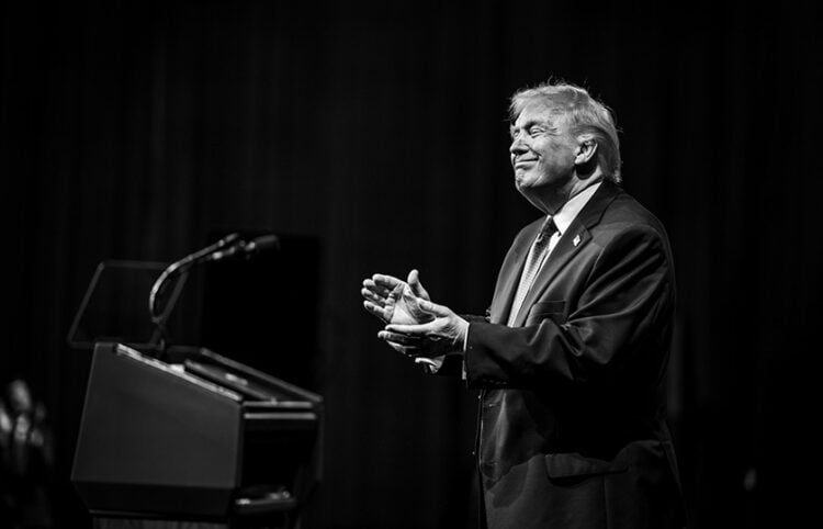 Ο Ντόναλντ Τραμπ αποχωρεί από το John F. Kennedy Center for the Performing Arts στην Ουάσιγκτον, την Τρίτη 6 Ιανουαρίου 2026, με προορισμό τον Λευκό Οίκο (φωτ.: The White House / Daniel Torok)