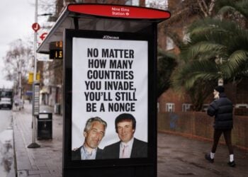 Διαφήμιση πολιτικού κόμματος στη Βρετανία τον περασμένο Ιανουάριο έχει μια κοινή φωτογραφία του Ντόναλντ Τραμπ με τον Τζέφρι Έπστιν και αναγράφει «Σε όσες χώρες κι αν εισβάλλεις, πάλι παιδόφιλος θα είσαι» (φωτ.: EPA/Tolga Akmen)