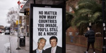 Διαφήμιση πολιτικού κόμματος στη Βρετανία τον περασμένο Ιανουάριο έχει μια κοινή φωτογραφία του Ντόναλντ Τραμπ με τον Τζέφρι Έπστιν και αναγράφει «Σε όσες χώρες κι αν εισβάλλεις, πάλι παιδόφιλος θα είσαι» (φωτ.: EPA/Tolga Akmen)