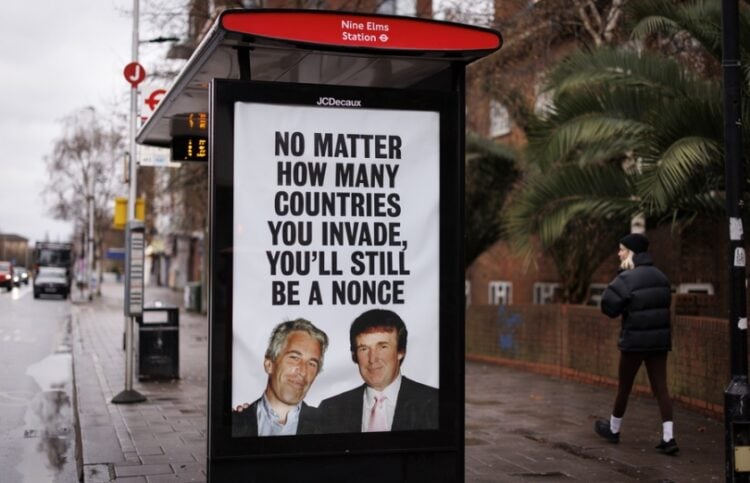 Διαφήμιση πολιτικού κόμματος στη Βρετανία τον περασμένο Ιανουάριο έχει μια κοινή φωτογραφία του Ντόναλντ Τραμπ με τον Τζέφρι Έπστιν και αναγράφει «Σε όσες χώρες κι αν εισβάλλεις, πάλι παιδόφιλος θα είσαι» (φωτ.: EPA/Tolga Akmen)