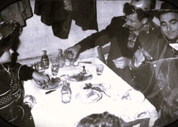 Τσικνοπέμπτη σε ταβέρνα της Πλάκας, σε παλιότερες εποχές (φωτ.: ΑΠΕ-ΜΠΕ)