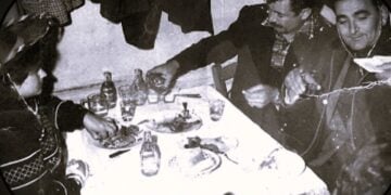 Τσικνοπέμπτη σε ταβέρνα της Πλάκας, σε παλιότερες εποχές (φωτ.: ΑΠΕ-ΜΠΕ)