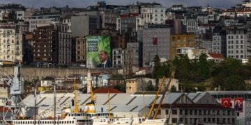 Αφίσα με τον Ρετζέπ Ταγίπ Ερντογάν διακρίνεται πίσω από ναυπηγείο στην Κωνσταντινούπολη (φωτ. αρχείου: EPA/Sedat Suna)