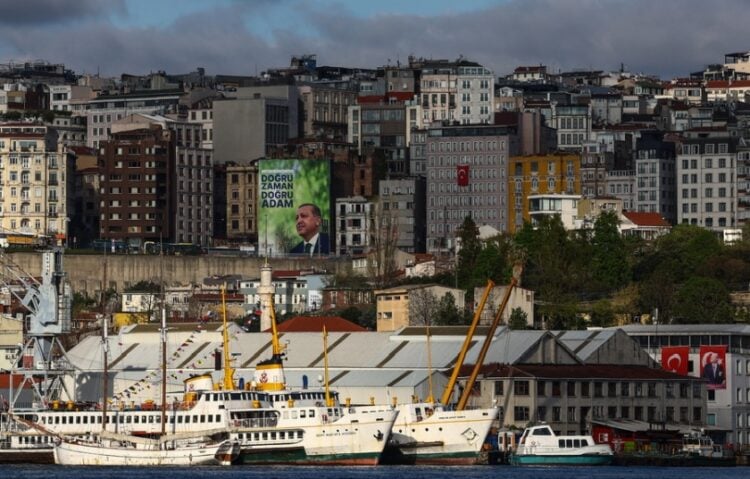 Αφίσα με τον Ρετζέπ Ταγίπ Ερντογάν διακρίνεται πίσω από ναυπηγείο στην Κωνσταντινούπολη (φωτ. αρχείου: EPA/Sedat Suna)