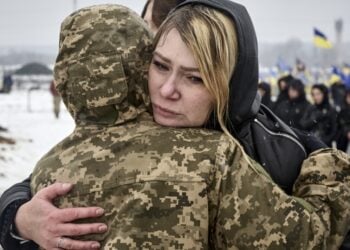 Συγγενείς και στρατιώτες αγκαλιάζονται στη διάρκεια επιμνημόσυνης δέησης στο Χάρκοβο για τους πεσόντες στον πόλεμο (φωτ.: EPA/Sergey Kozlov)