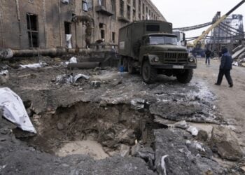 Υλικές ζημιές στον θερμοηλεκτρικό σταθμό Νταρνίτσια, από πρόσφατες ρωσικές επιθέσεις με πυραύλους και μη επανδρωμένα αεροσκάφη στο Κίεβο της Ουκρανίας (φωτ.: EPA/STRINGER)