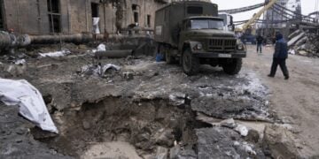 Υλικές ζημιές στον θερμοηλεκτρικό σταθμό Νταρνίτσια, από πρόσφατες ρωσικές επιθέσεις με πυραύλους και μη επανδρωμένα αεροσκάφη στο Κίεβο της Ουκρανίας (φωτ.: EPA/STRINGER)