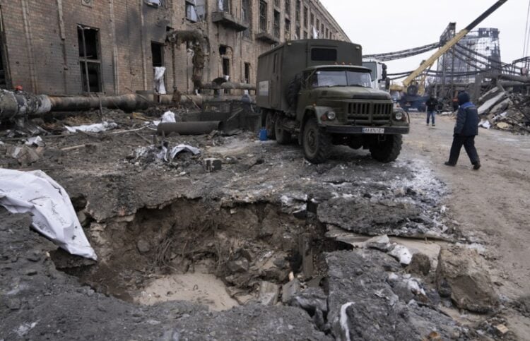 Υλικές ζημιές στον θερμοηλεκτρικό σταθμό Νταρνίτσια, από πρόσφατες ρωσικές επιθέσεις με πυραύλους και μη επανδρωμένα αεροσκάφη στο Κίεβο της Ουκρανίας (φωτ.: EPA/STRINGER)