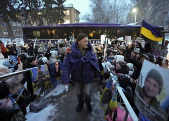 Υποδοχή αιχμαλώτων πολέμου κατά την πρόσφατη ανταλλαγή (φωτ.: EPA)