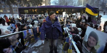 Υποδοχή αιχμαλώτων πολέμου κατά την πρόσφατη ανταλλαγή (φωτ.: EPA)