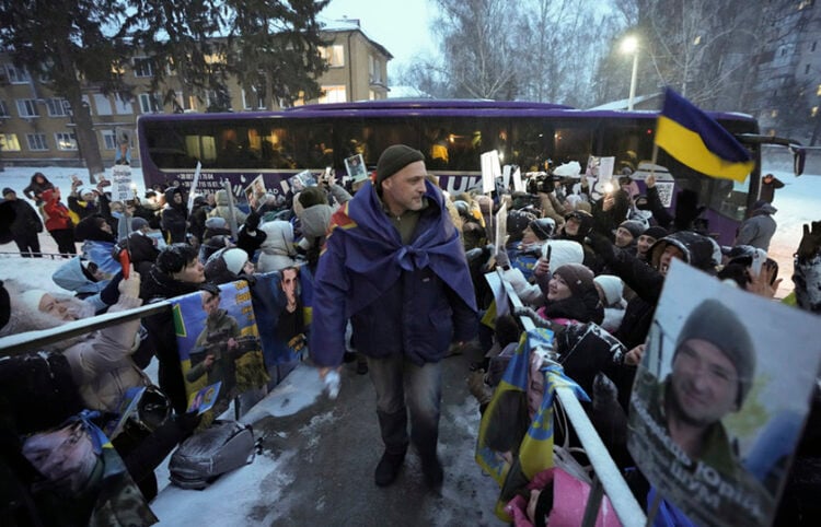 Υποδοχή αιχμαλώτων πολέμου κατά την πρόσφατη ανταλλαγή (φωτ.: EPA)