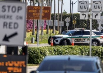 Αστυνομικοί περιπολούν κοντά στο κλαμπ Μαρ-α-Λάγκο, στο Παλμ Μπιτς, μετά την εισβολή του 21χρονου ένοπλου τα ξημερώματα της Κυριακής (φωτ.: EPA/Cristobal Herrera-Ulashkevich)