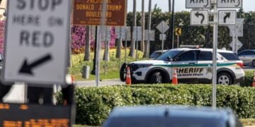 Αστυνομικοί περιπολούν κοντά στο κλαμπ Μαρ-α-Λάγκο, στο Παλμ Μπιτς, μετά την εισβολή του 21χρονου ένοπλου τα ξημερώματα της Κυριακής (φωτ.: EPA/Cristobal Herrera-Ulashkevich)