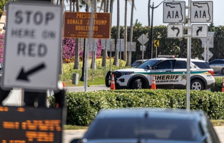 Αστυνομικοί περιπολούν κοντά στο κλαμπ Μαρ-α-Λάγκο, στο Παλμ Μπιτς, μετά την εισβολή του 21χρονου ένοπλου τα ξημερώματα της Κυριακής (φωτ.: EPA/Cristobal Herrera-Ulashkevich)