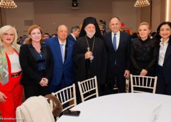 Πρώτος από αριστερά ο Τζον Κατσιματίδης και δίπλα του ο αρχιεπίσκοπος Ελπιδοφόρος και ο Έλληνας ΥΠΕΞ Γ. Γεραπετρίτης στη διάρκεια της εκδήλωσης (φωτ.: MFA/Δημήτριος Πανάγος)