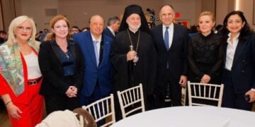 Πρώτος από αριστερά ο Τζον Κατσιματίδης και δίπλα του ο αρχιεπίσκοπος Ελπιδοφόρος και ο Έλληνας ΥΠΕΞ Γ. Γεραπετρίτης στη διάρκεια της εκδήλωσης (φωτ.: MFA/Δημήτριος Πανάγος)