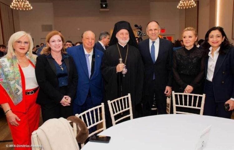 Πρώτος από αριστερά ο Τζον Κατσιματίδης και δίπλα του ο αρχιεπίσκοπος Ελπιδοφόρος και ο Έλληνας ΥΠΕΞ Γ. Γεραπετρίτης στη διάρκεια της εκδήλωσης (φωτ.: MFA/Δημήτριος Πανάγος)