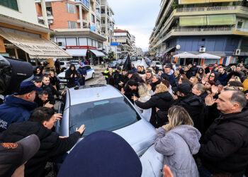 Εργαζόμενοι στη «Βιολάντα» υπέρ του ιδιοκτήτη της βιομηχανίας, ο οποίος οδηγήθηκε στον ανακριτή Τρικάλων. Τρίτη 17 Φεβρουαρίου 2026 (φωτ.: EUROKINISSI / Θανάσης Καλλιάρας)