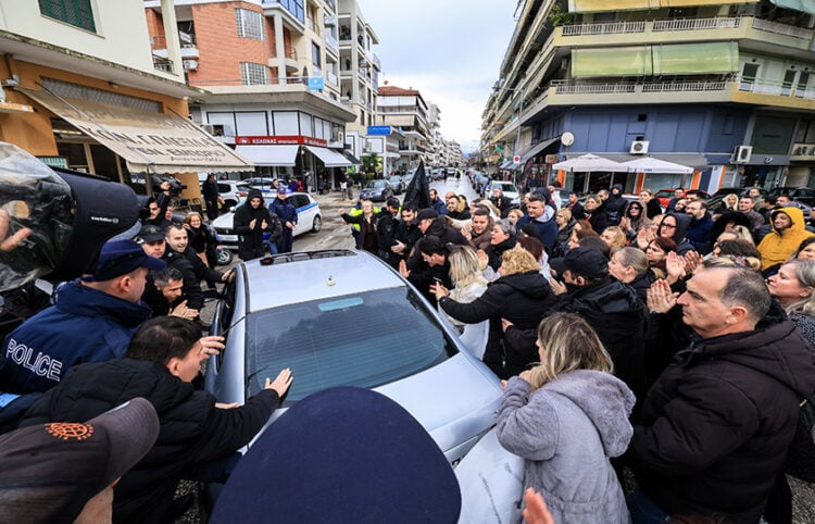 Εργαζόμενοι στη «Βιολάντα» υπέρ του ιδιοκτήτη της βιομηχανίας, ο οποίος οδηγήθηκε στον ανακριτή Τρικάλων. Τρίτη 17 Φεβρουαρίου 2026 (φωτ.: EUROKINISSI / Θανάσης Καλλιάρας)