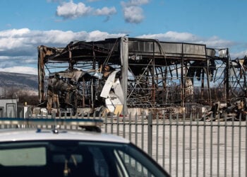 Οι κατεστραμμένες εγκαταστάσεις στην μπισκοτοβιομηχανία «Βιολάντα» (φωτ.: EUROKINISSI / Θανάσης Καλλιάρας)