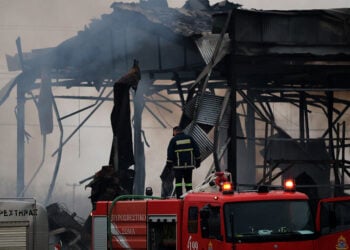 Προτού σβήσει η φωτιά στο εργοστάσιο μπισκότων «Βιολάντα» στα Τρίκαλα, Δευτέρα 26 Ιανουαρίου 2026 (φωτ.: ΑΠΕ-ΜΠΕ / STR)