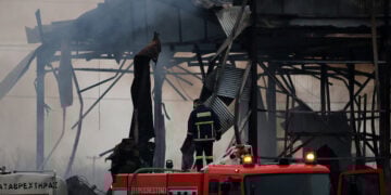 Προτού σβήσει η φωτιά στο εργοστάσιο μπισκότων «Βιολάντα» στα Τρίκαλα, Δευτέρα 26 Ιανουαρίου 2026 (φωτ.: ΑΠΕ-ΜΠΕ / STR)