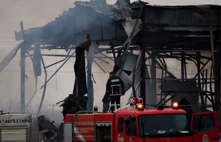 Προτού σβήσει η φωτιά στο εργοστάσιο μπισκότων «Βιολάντα» στα Τρίκαλα, Δευτέρα 26 Ιανουαρίου 2026 (φωτ.: ΑΠΕ-ΜΠΕ / STR)