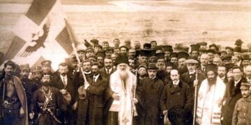 Χαρακτηριστική φωτογραφία της επίσημης ανακήρυξης της Αυτονομίας της Β. Ηπείρου, στο Αργυρόκαστρο. Η φωτογραφία είναι από τις Συλλογές του Εθνικού και Ιστορικού Μουσείου, αλλά με ημερομηνία 1η Μαρτίου 1914