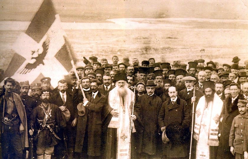 Χαρακτηριστική φωτογραφία της επίσημης ανακήρυξης της Αυτονομίας της Β. Ηπείρου, στο Αργυρόκαστρο. Η φωτογραφία είναι από τις Συλλογές του Εθνικού και Ιστορικού Μουσείου, αλλά με ημερομηνία 1η Μαρτίου 1914