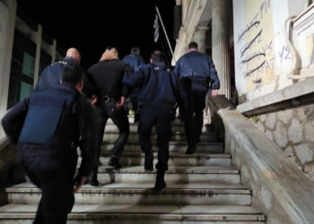 Από την προσαγωγή του Βούλγαρου βαρυποινίτη ενώπιον του εισαγγελέα της Λαμίας (φωτ.: ΑΠΕ-ΜΠΕ / Άρης Μαρτάκος)