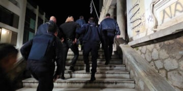 Από την προσαγωγή του Βούλγαρου βαρυποινίτη ενώπιον του εισαγγελέα της Λαμίας (φωτ.: ΑΠΕ-ΜΠΕ / Άρης Μαρτάκος)