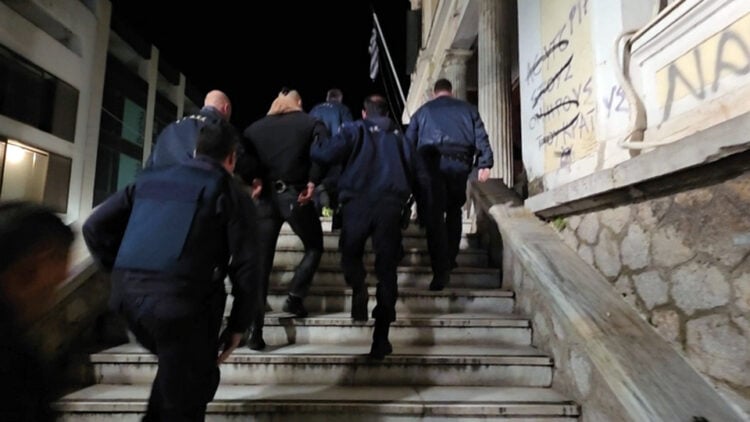 Από την προσαγωγή του Βούλγαρου βαρυποινίτη ενώπιον του εισαγγελέα της Λαμίας (φωτ.: ΑΠΕ-ΜΠΕ / Άρης Μαρτάκος)