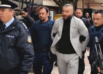 Ο Βούλγαρος βαρυποινίτης που κατηγορείται για τη δολοφονία στις φυλακές Δομοκού, οδηγείται στα δικαστήρια Λαμίας, Παρασκευή 20 Φεβρουαρίου 2026 (φωτ.: ΑΠΕ-ΜΠΕ / Άρης Μαρτάκος)