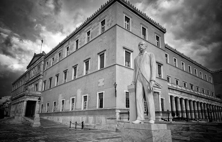 Στιγμιότυπο από τον προαύλιο χώρο της Βουλής (φωτ.: EUROKINISSI / Γιώργος Κονταρίνης)