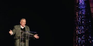 Ο Κώστας Βουτσάς το 2007, στη σκηνή του θεάτρου «Αλίκη» σε εκδήλωση για την παρουσίαση του βιβλίου του Μάκη Δελαπόρτα για τον Φρέντυ Γερμανό (φωτ.: EUROKINISSI / Κώστας Κατωμέρης)