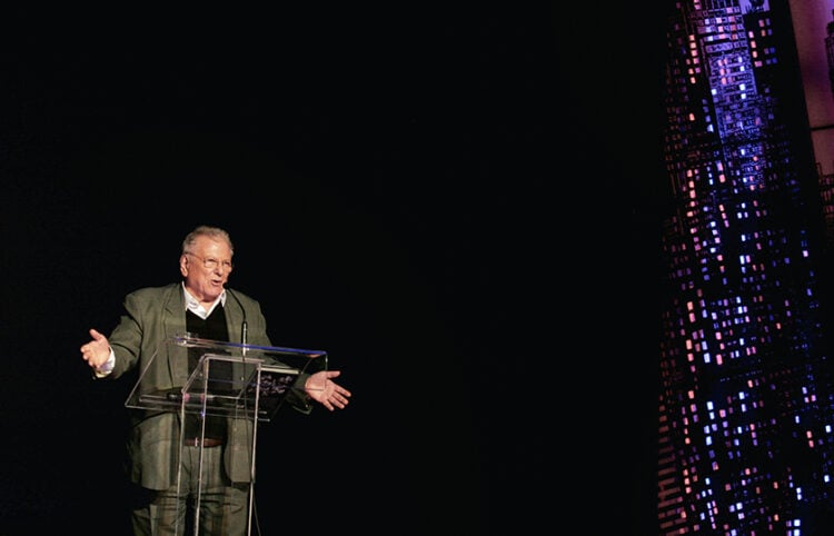 Ο Κώστας Βουτσάς το 2007, στη σκηνή του θεάτρου «Αλίκη» σε εκδήλωση για την παρουσίαση του βιβλίου του Μάκη Δελαπόρτα για τον Φρέντυ Γερμανό (φωτ.: EUROKINISSI / Κώστας Κατωμέρης)