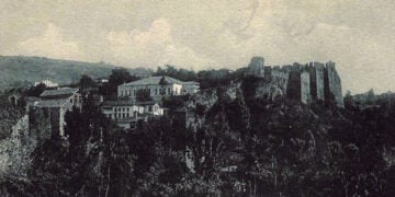 Τα βυζαντινά τείχη της Τραπεζούντας σε καρτ ποστάλ εποχής (πηγή: Osman Nouri / commons.wikimedia.org)